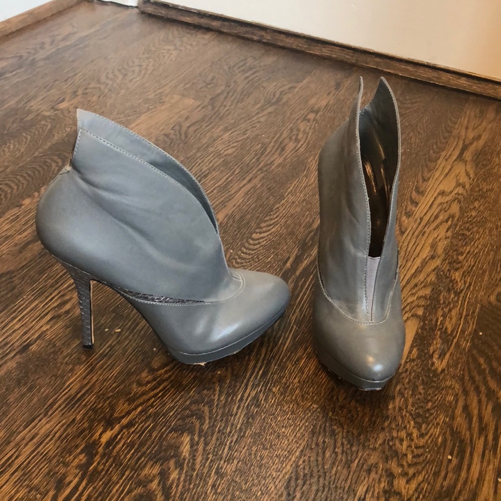 Platform Charles David grey high heeled booties